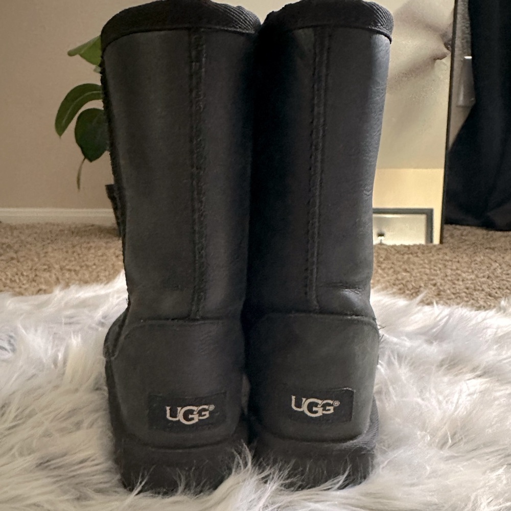 UGG Classic Short Leather Boots -Black 🖤